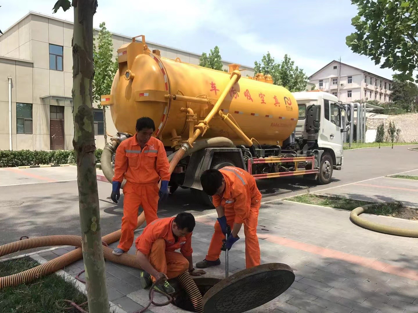 乐都管道疏通车停在窨井附近